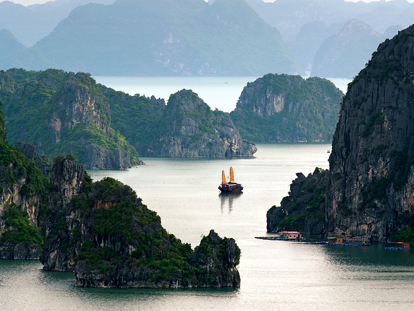 Ha Long Bay Full-Day Including cruise, Kayaking and Lunch from Hanoi